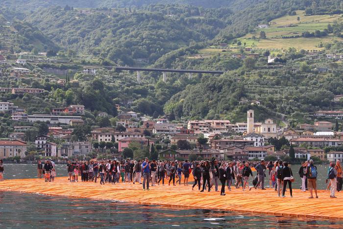 L'apertura al pubblico di The Floating piers, la passerella dell'artista bulgaro Christo sul lago di Iseo, nel Bresciano, 18 giugno 2016. ANSA/FILIPPO VENEZIA