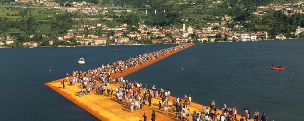 THE FLOATING PIERS