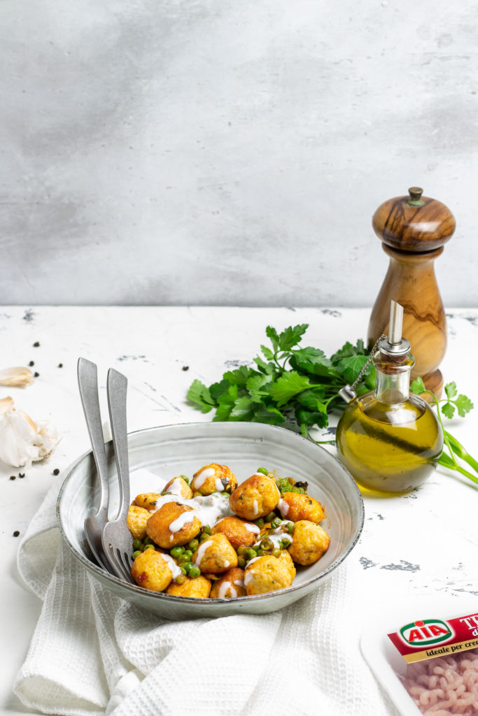 Polpette di tacchino con piselli e salsa al pecorino