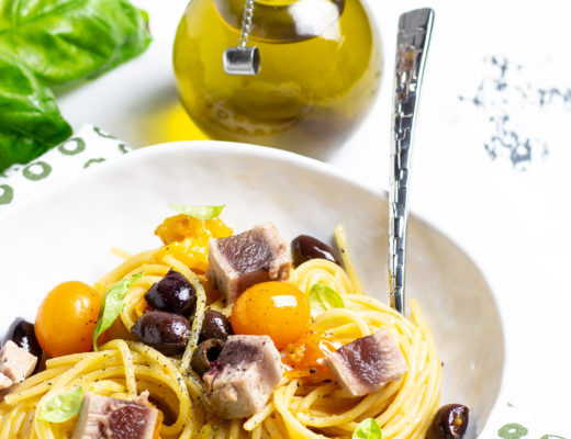 spaghetti con tonno fresco, olive e pomodorini gialli
