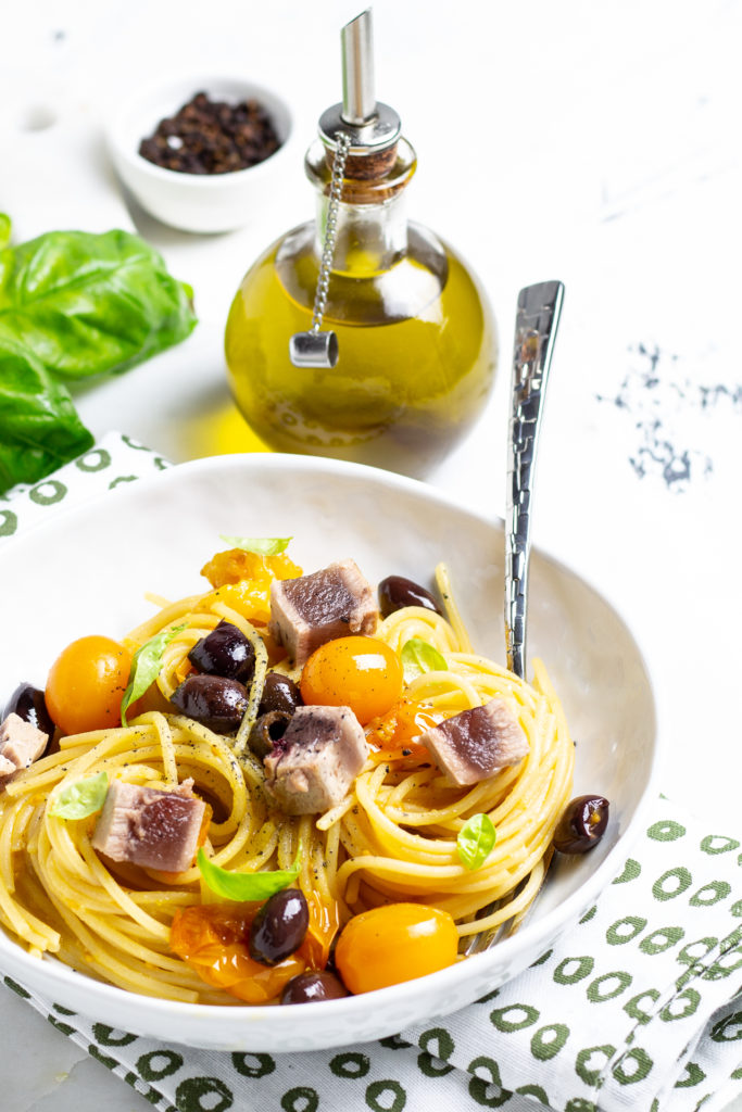  spaghetti con tonno fresco, olive e pomodorini gialli