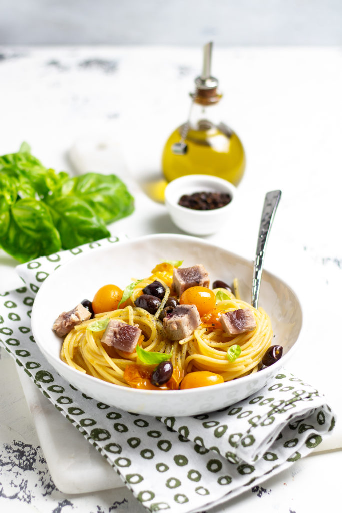  spaghetti con tonno fresco, olive e pomodorini gialli