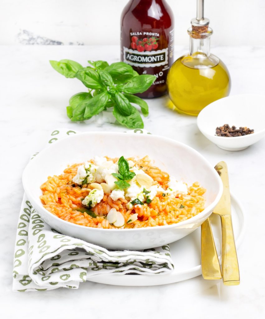 risotto al pomodoro con basilico, ricotta e mandorle