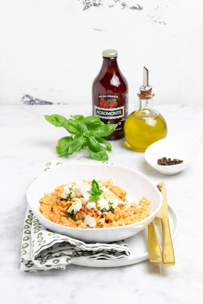 risotto al pomodoro con basilico, ricotta e mandorle