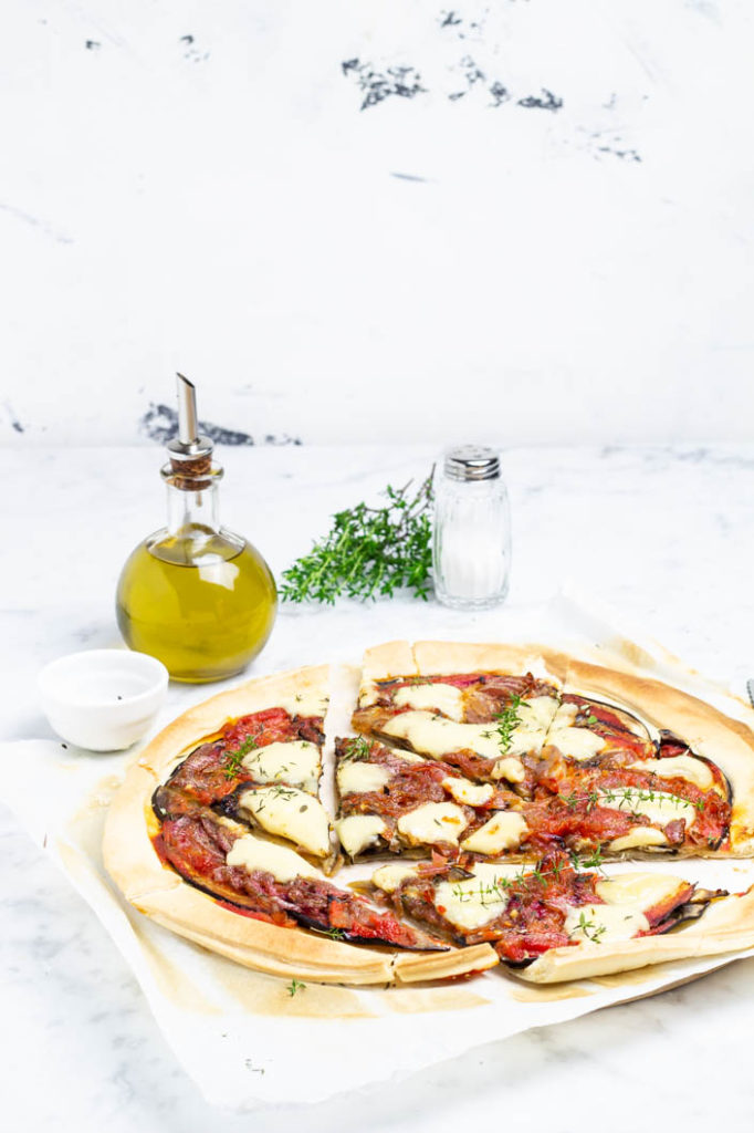 Torta salata con melanzane grigliate e cipolle