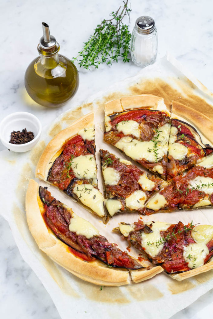 Torta salata con melanzane grigliate e cipolle