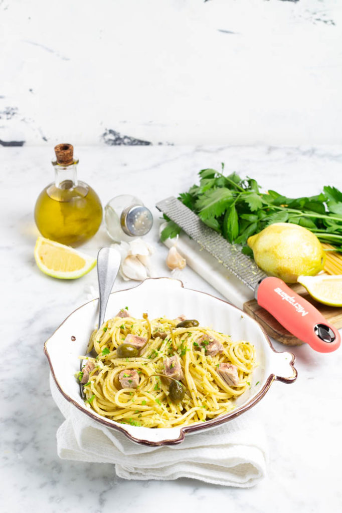 spaghetti con pesto di capperi, tonno fresco e limone