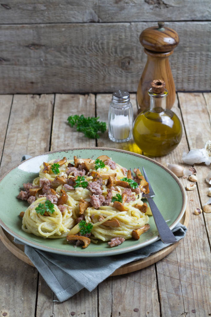 spaghetti crema di verza, salsiccia e finferli 