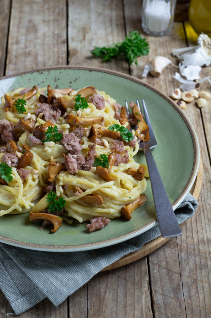 spaghetti crema di verza, salsiccia e finferli 