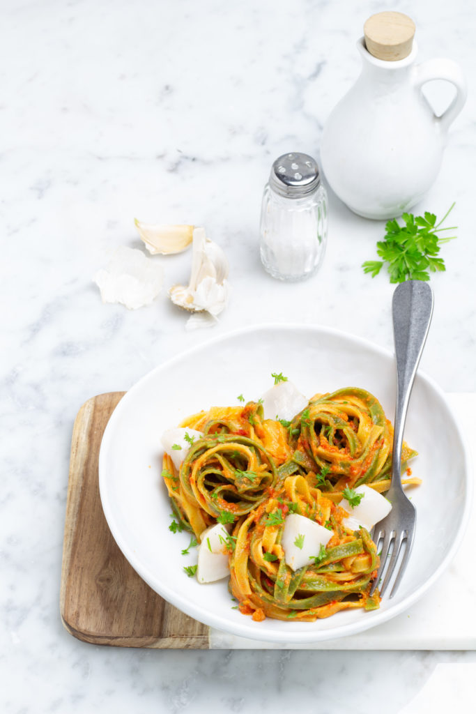 Tagliatelle paglia e fieno con capesante e peperoni