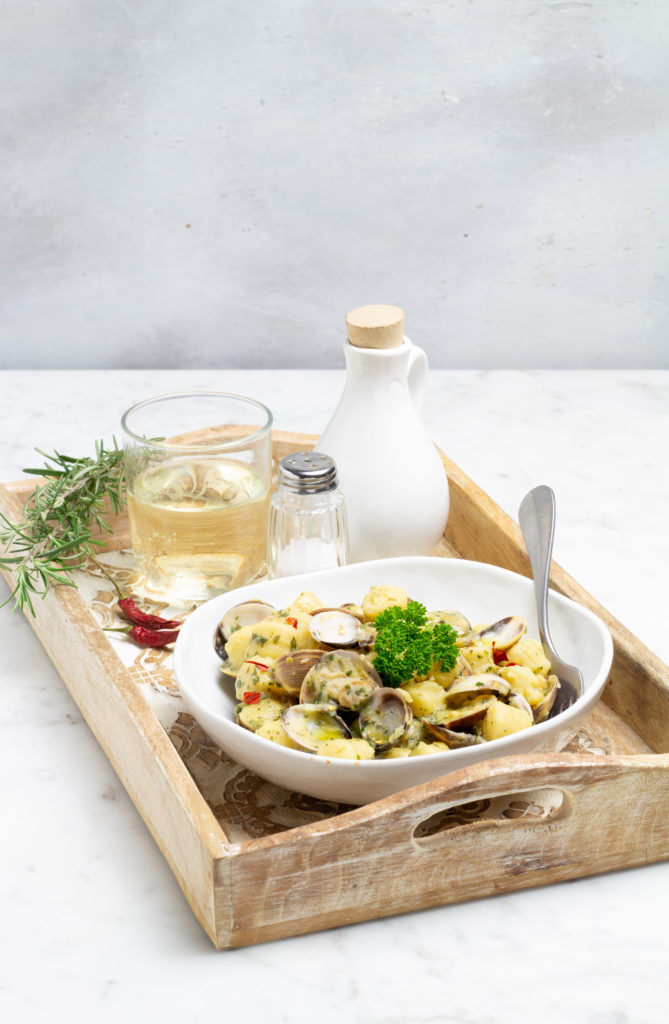 Gnocchi di patate crema di ceci e vongole