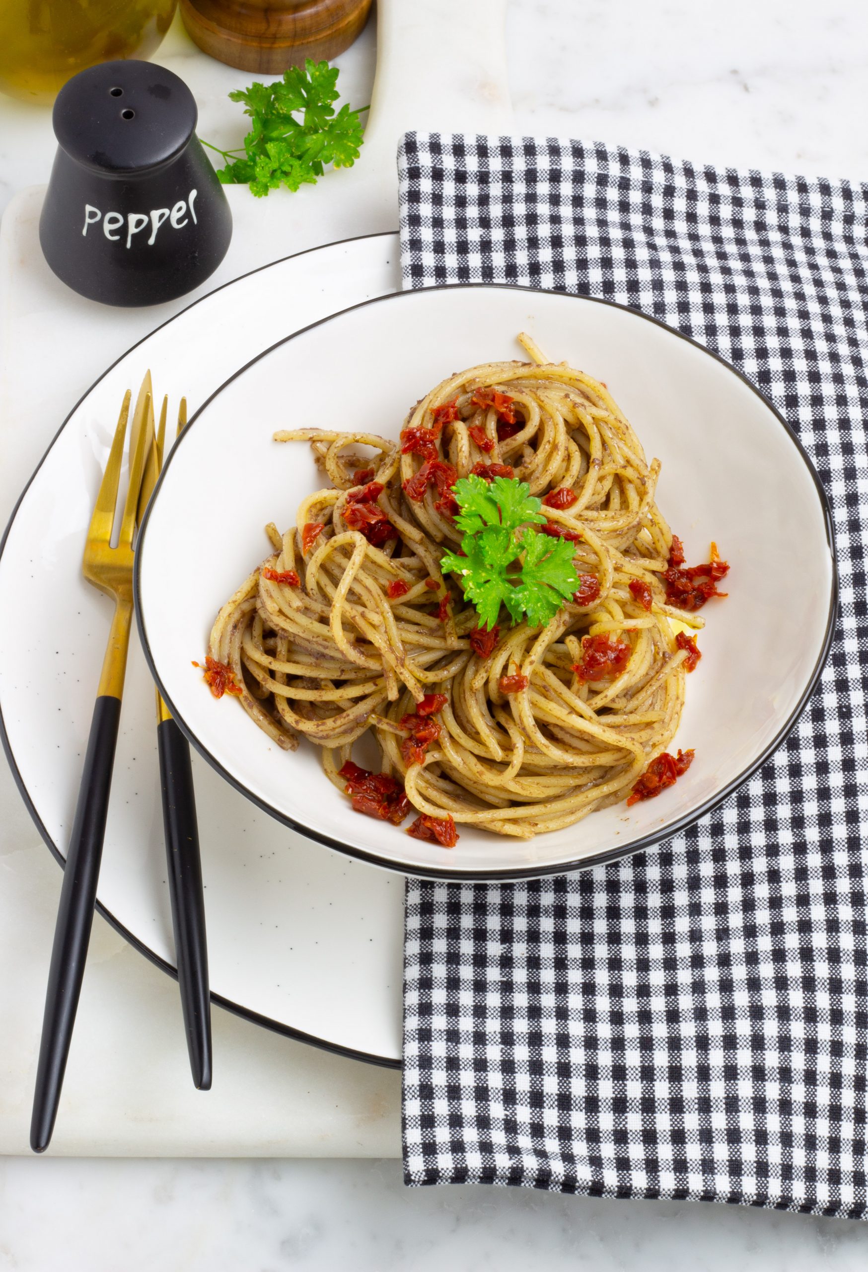 Spaghetti con pesto di olive e pomodori secchi
